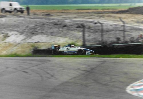 Giorgio Vinella Formula Renault 2000 1996 Thruxton British championship Manor Motorsport Van Diemen crash before impact